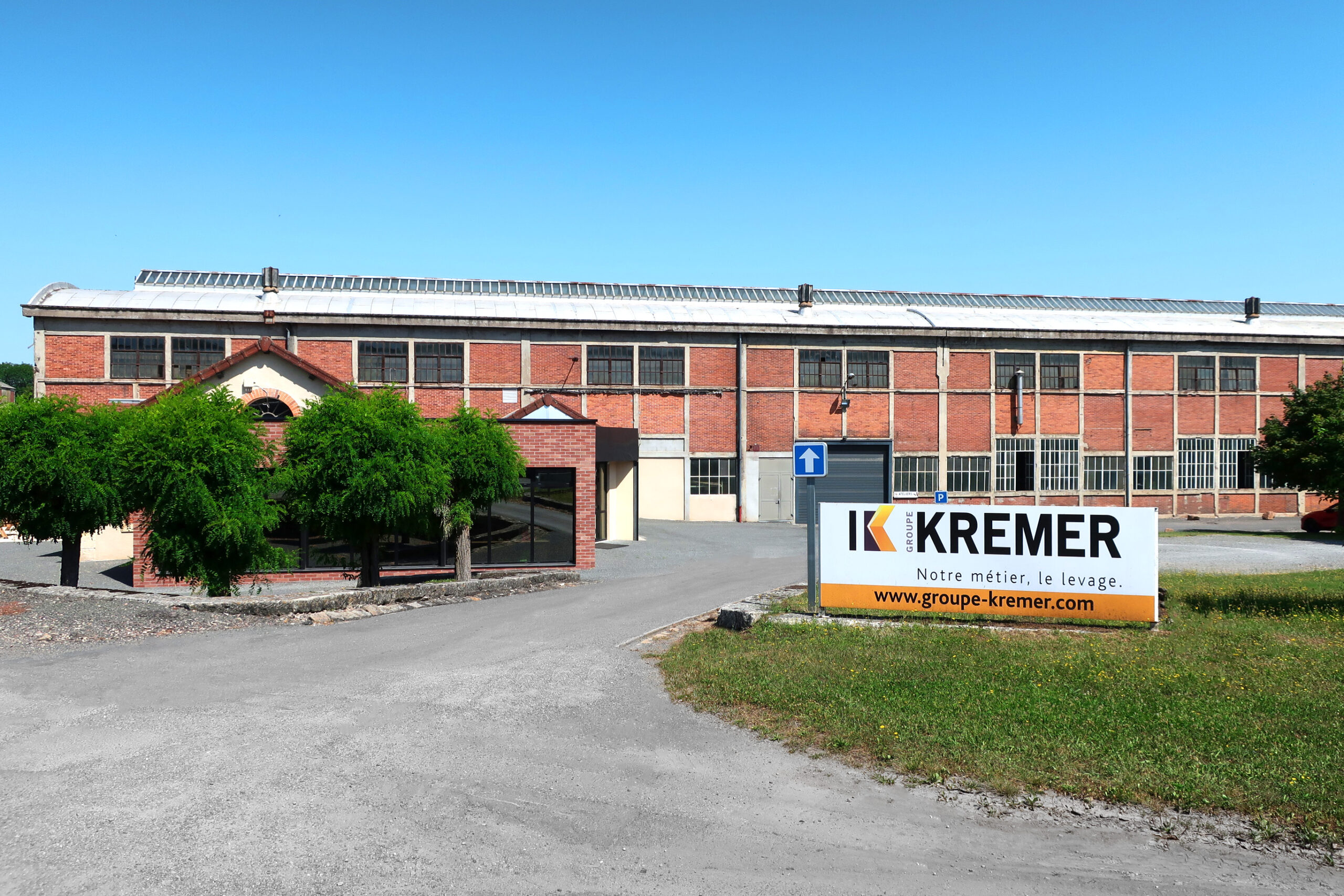 Notre agence et une partie de notre usine sur notre site à Guérigny